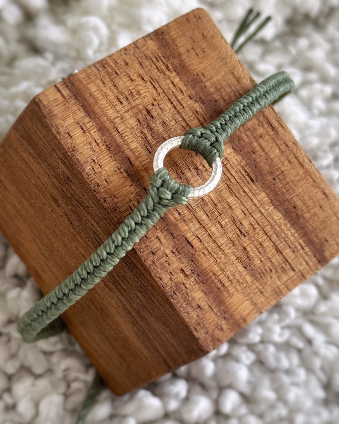 צמיד Vale מקרמה ירוק זית עם אלמנט עגול מכסף 925