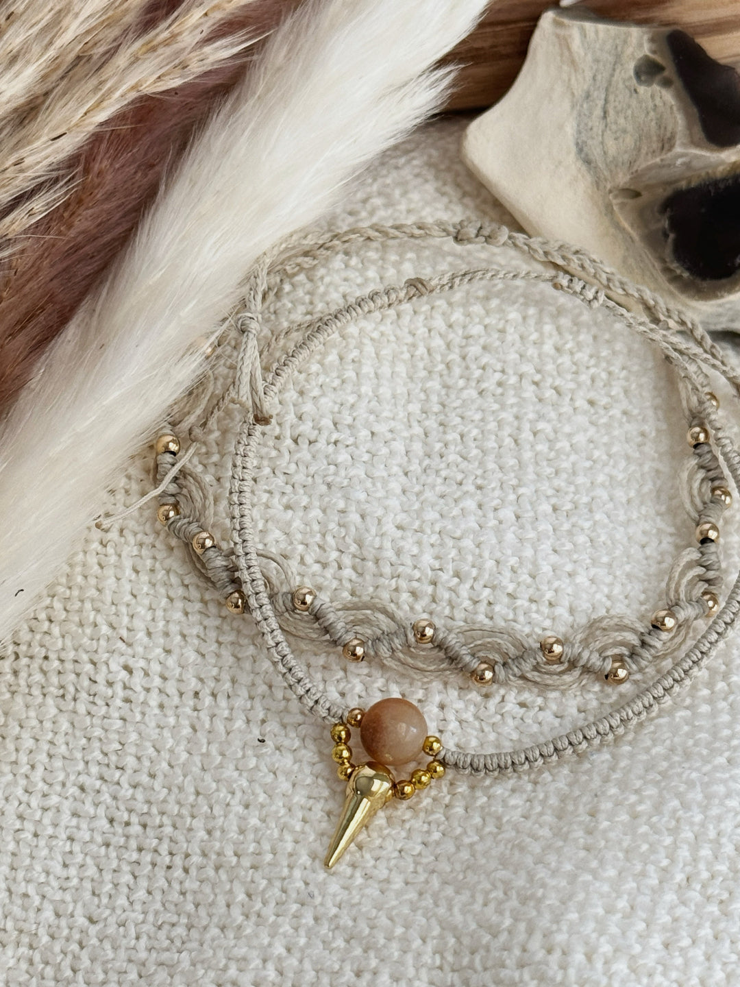 צמידי מקרמה אוף-וויט