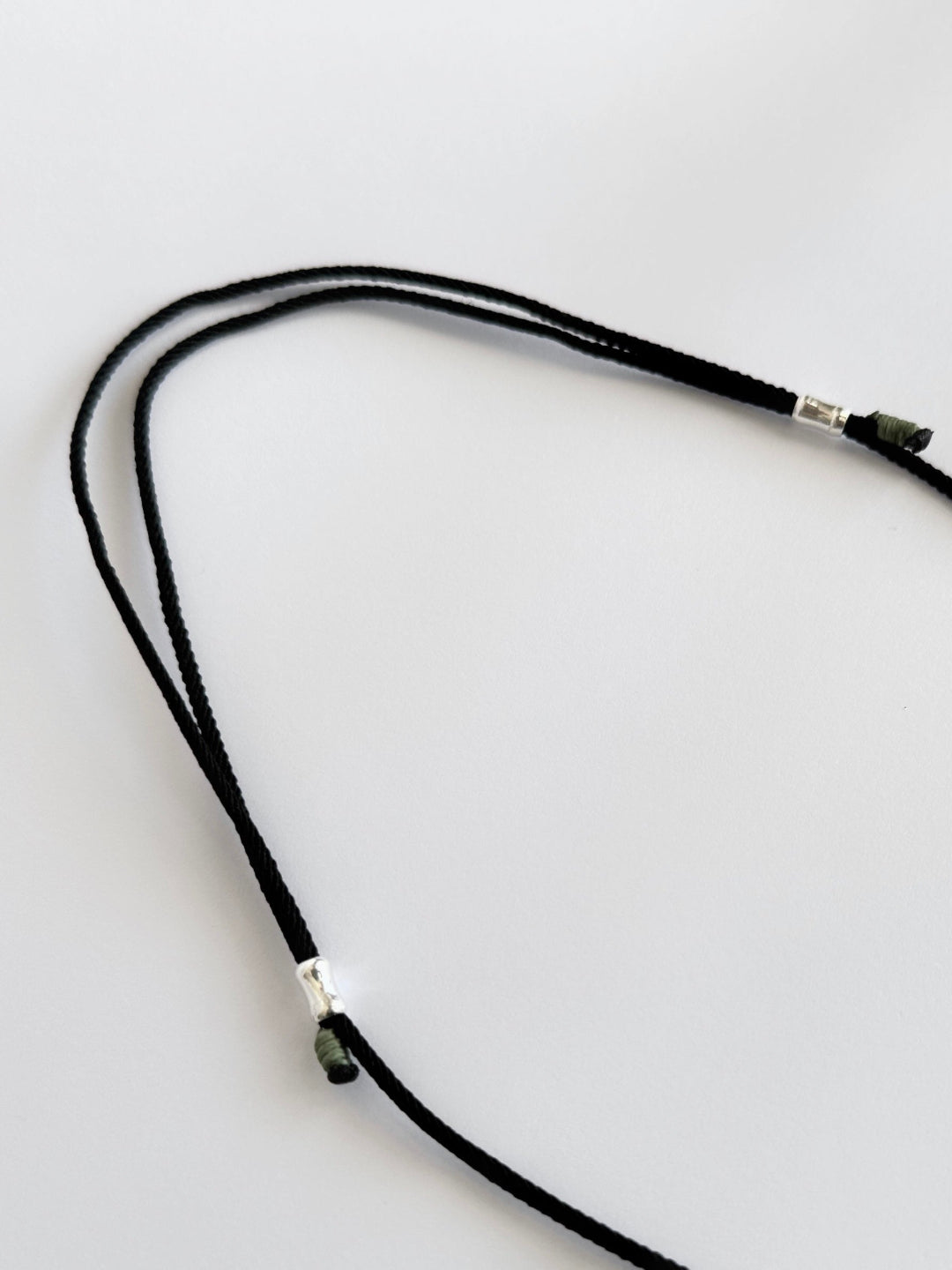 שרשרת Covey עם צדף קוורי וליפוף מקרמה בגווני ירוק זית ושחור - עבודת יד של Lala Fshasha.