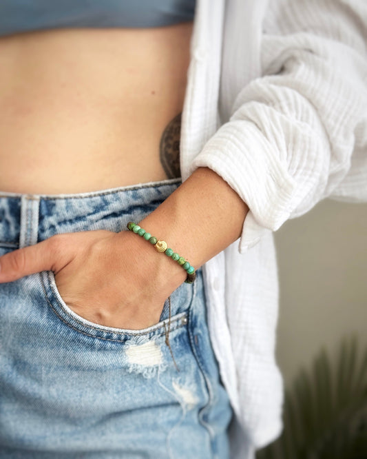 צמיד Nerida הוא צמיד חרוזים בעבודת יד, בגווני טורקיז-ירוק המזכירים את צבעי האוקיינוס בשעת בוקר. במרכזו תליון צדפה מוזהב, כסמל לרגעי השקט שמתגלים כשעוצרים להקשיב לגלים.
השילוב בין חרוזי האבן הטבעית, חרוזי עץ ואלמנטים מוזהבים יוצר איזון בין חום אורגני לאנרגיה ימית רעננה.