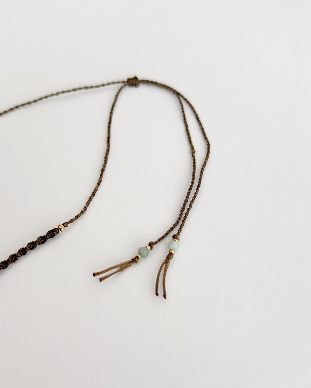 שרשרת Galil בעבודת יד עם חרוזי אבן אמזונייט טבעית בגווני טורקיז ואפור בהיר, תליון ספירלה מוזהב במרכז, סגירה