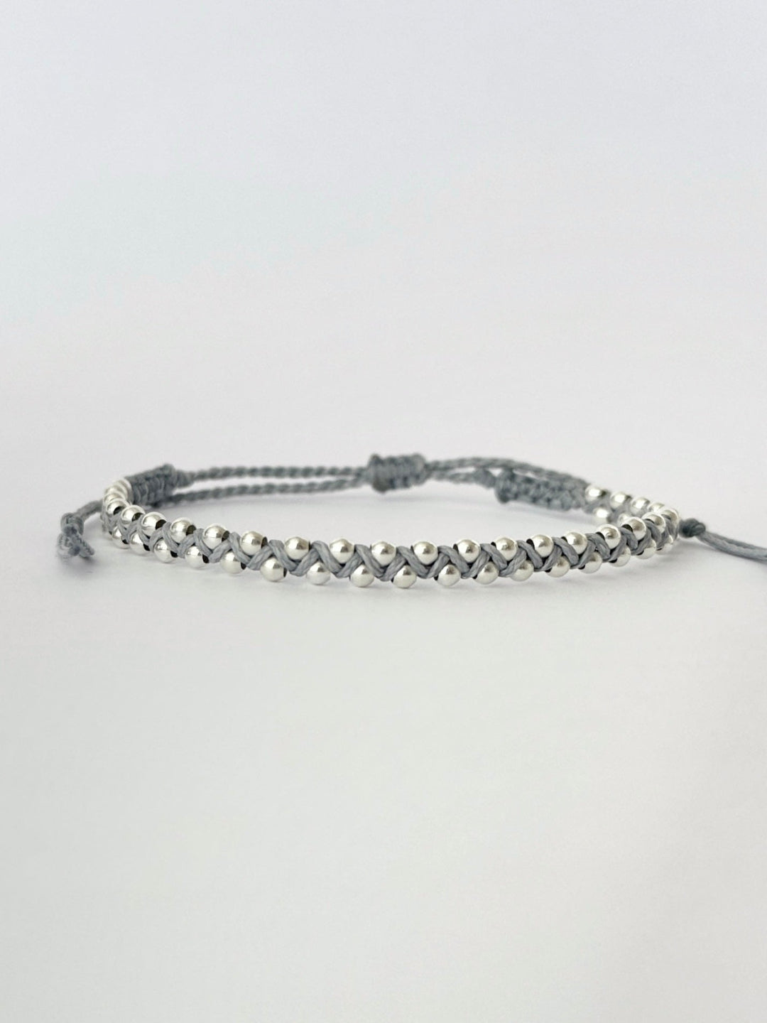 צמיד מינימליסטי בגוון תכלת אפור עם חרוזי כסף אמיתי 925, עיצוב אלגנטי ונקי.