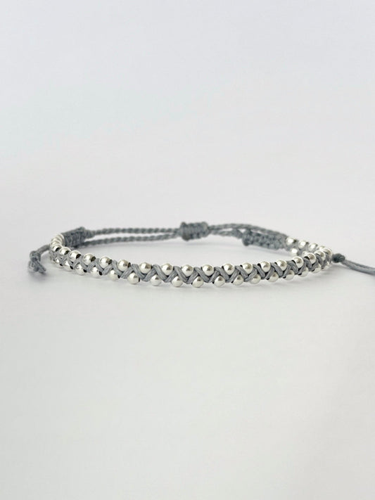 צמיד מינימליסטי בגוון תכלת אפור עם חרוזי כסף אמיתי 925, עיצוב אלגנטי ונקי.