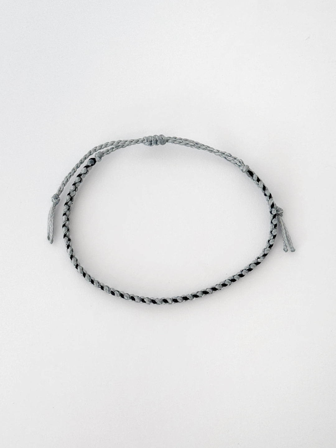 צמיד חוט לגבר Wave בעבודת יד בגווני אפור-תכלת ושחור, בעיצוב מינימליסטי ונקי.