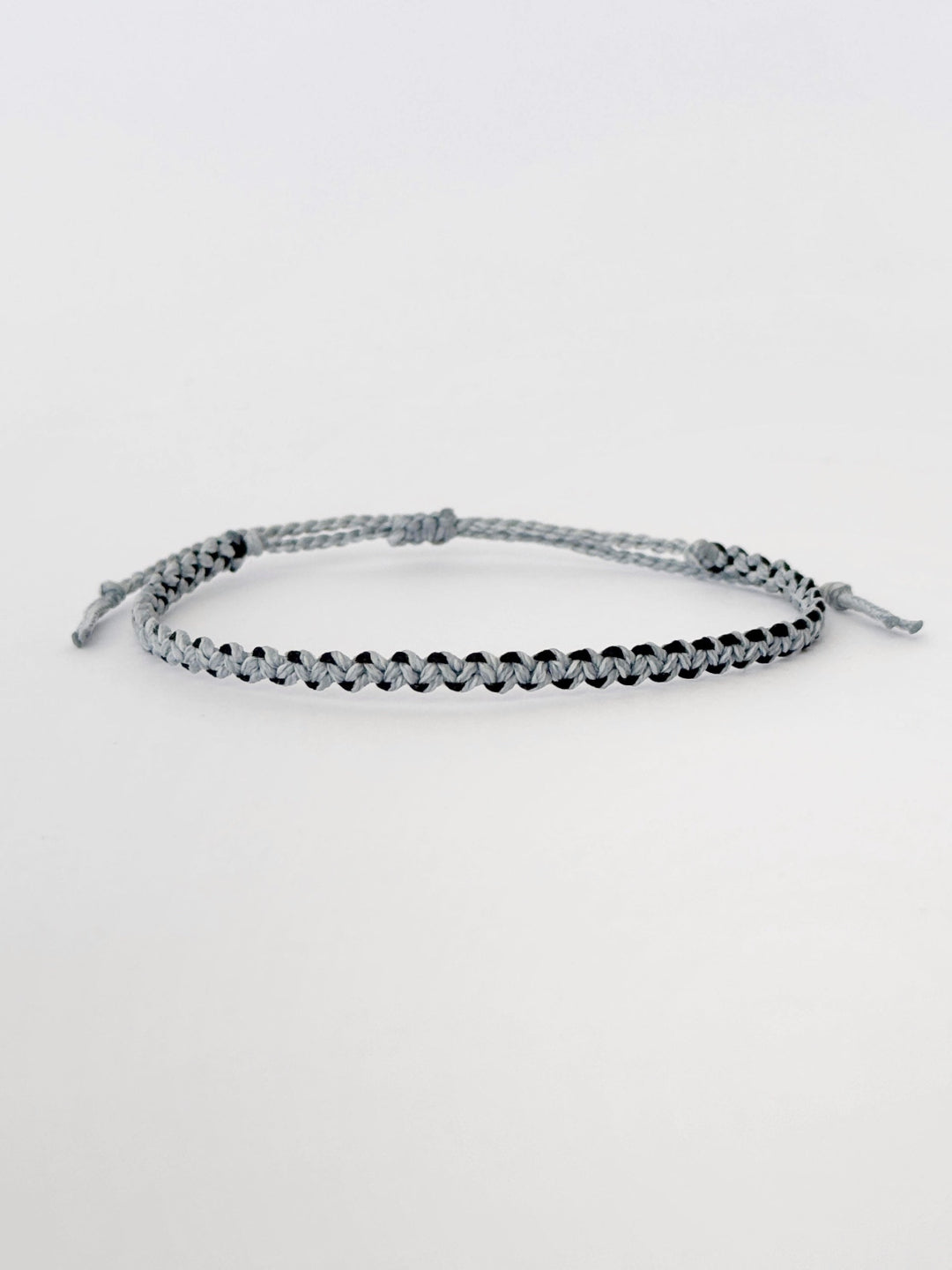צמיד חוט לגבר Wave בעבודת יד בגווני אפור-תכלת ושחור, בעיצוב מינימליסטי ונקי.