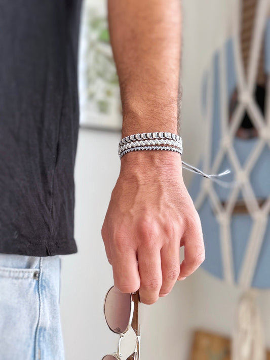 צמיד Tide מקרמה לגבר בעבודת יד, בגווני שחור ותכלת-אפרפר.