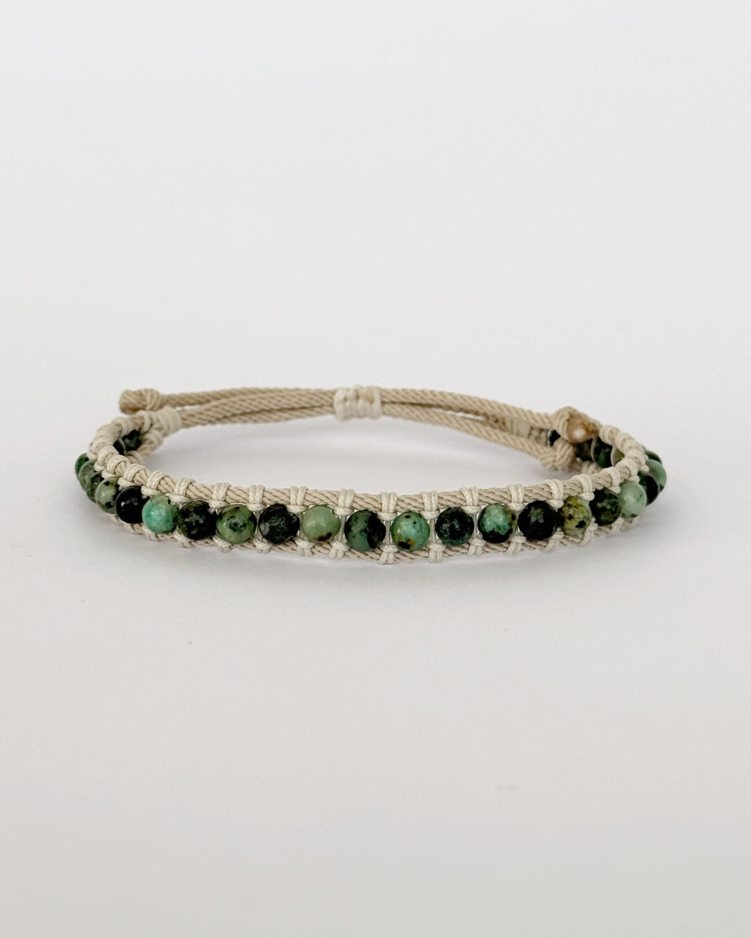 צמיד Moss הוא צמיד מקרמה עדין בעבודת יד, בגוונים ירקרקים שמזכירים טחב רך על סלע בתוך יער. השילוב של הטורקיז האפריקאי והחוט יוצרים מראה רגוע ורענן, כזה שמרגיש קרוב לטבע בלי להתאמץ.