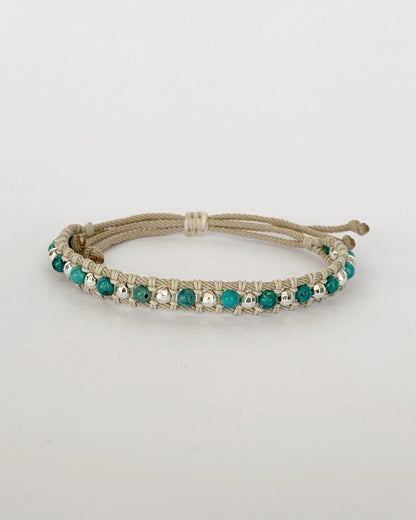 צמיד Lagoon הוא צמיד מקרמה עדין בעבודת יד, משלב חרוזי טורקיז קטנים ואלמנטים כסופים שמזכירים אור שמש על מים צלולים.