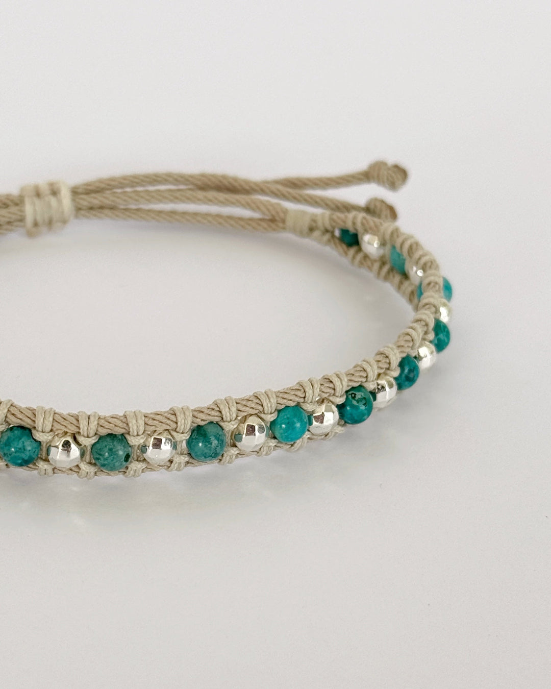 צמיד Lagoon הוא צמיד מקרמה עדין בעבודת יד, משלב חרוזי טורקיז קטנים ואלמנטים כסופים שמזכירים אור שמש על מים צלולים.