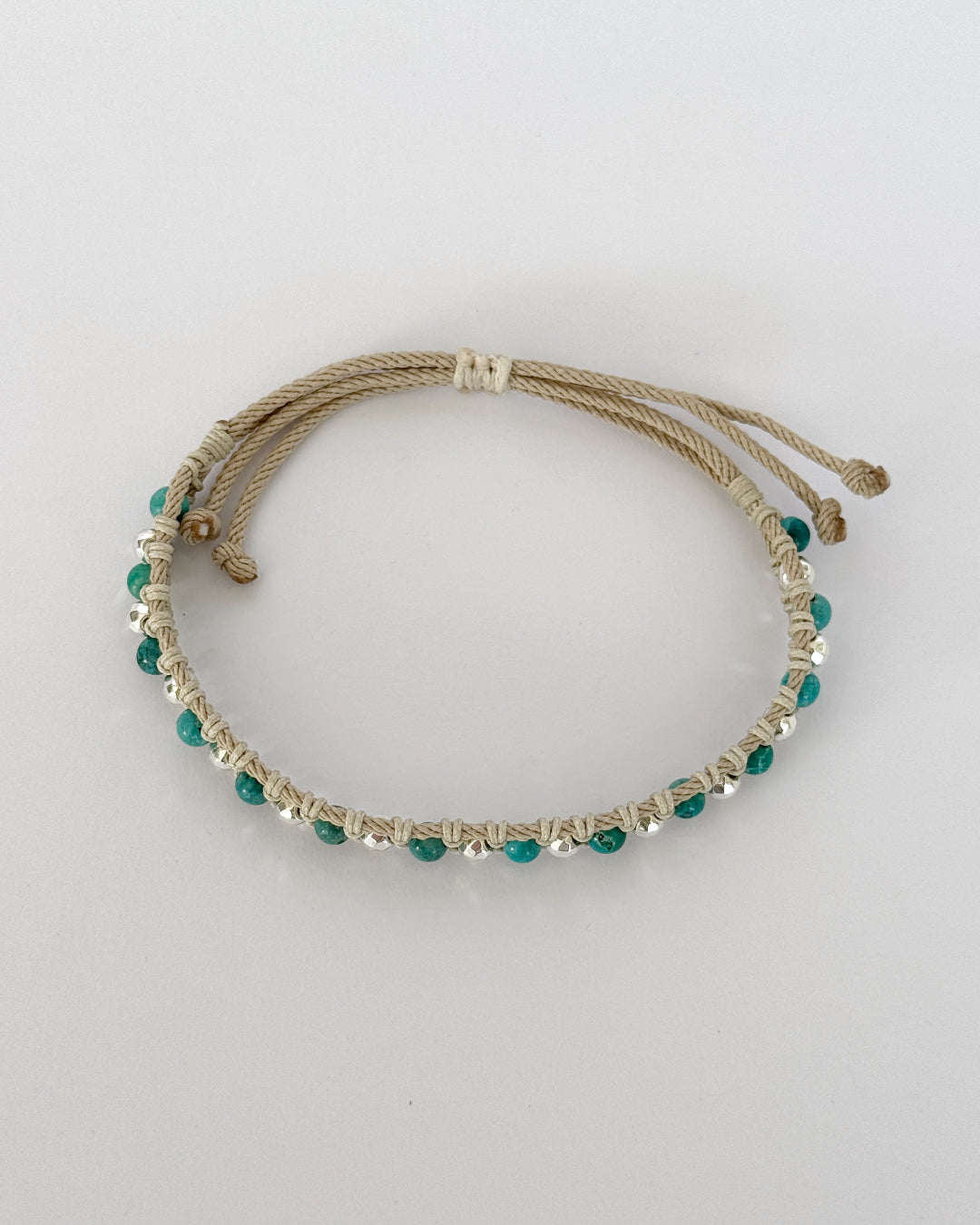 צמיד Lagoon הוא צמיד מקרמה עדין בעבודת יד, משלב חרוזי טורקיז קטנים ואלמנטים כסופים שמזכירים אור שמש על מים צלולים.