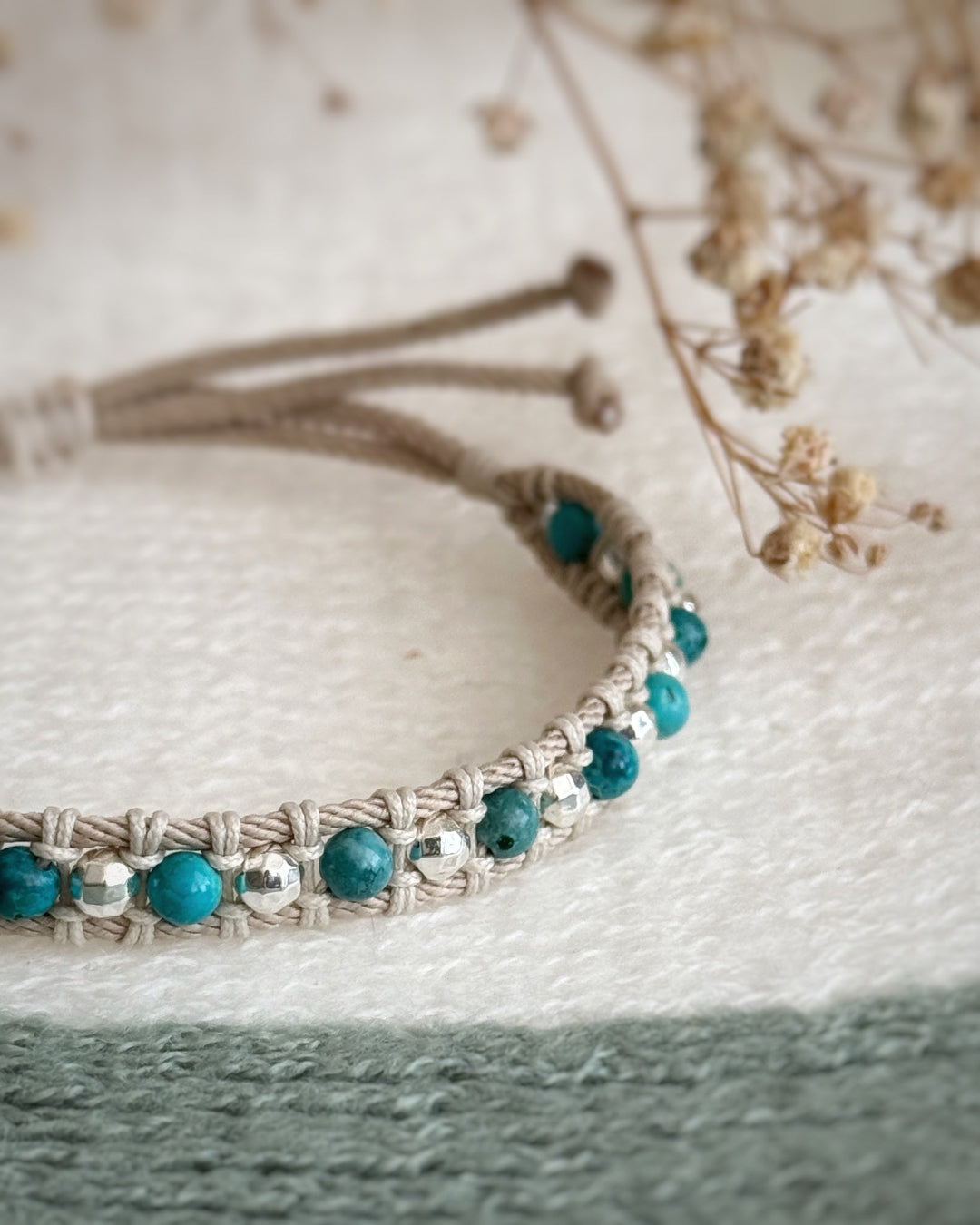 צמיד Lagoon הוא צמיד מקרמה עדין בעבודת יד, משלב חרוזי טורקיז קטנים ואלמנטים כסופים שמזכירים אור שמש על מים צלולים.