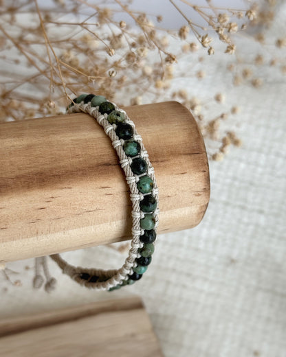 צמיד Moss הוא צמיד מקרמה עדין בעבודת יד, בגוונים ירקרקים שמזכירים טחב רך על סלע בתוך יער. השילוב של הטורקיז האפריקאי והחוט יוצרים מראה רגוע ורענן, כזה שמרגיש קרוב לטבע בלי להתאמץ.