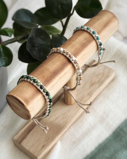 צמיד Sahara הוא צמיד מקרמה עדין בעבודת יד, בגוונים חמימים של קרם, חום ואדמדם רך שמזכירים שביל חול שנעים לדרוך עליו יחפים. אבני החן והאלמנטים המוזהבים יוצרים מראה רגוע ומדויק, כזה שמתמזג בקלות עם כל סגנון.