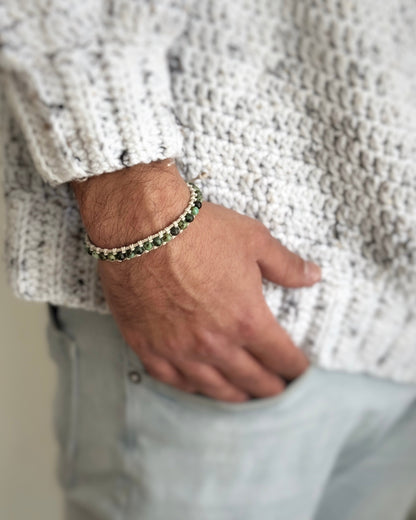 צמיד Moss הוא צמיד מקרמה עדין בעבודת יד, בגוונים ירקרקים שמזכירים טחב רך על סלע בתוך יער. השילוב של הטורקיז האפריקאי והחוט יוצרים מראה רגוע ורענן, כזה שמרגיש קרוב לטבע בלי להתאמץ.