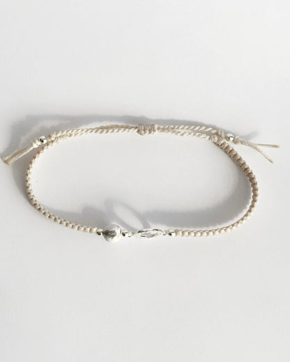 צמיד מקרמה עדין מדגם Halo, עם אלמנט עגול מצופה זרקונים ואבן Howlite לבנה, מצולם על רקע נקי