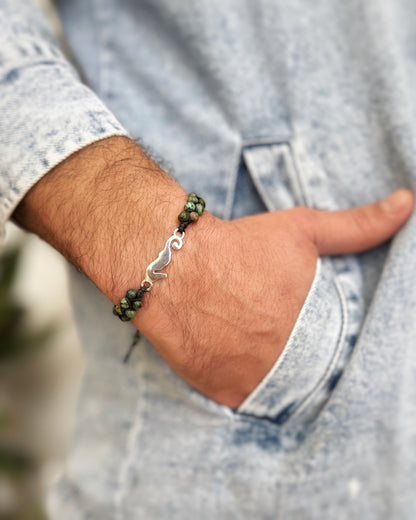 צמיד מקרמה Harbor בעבודת יד עם חרוזי טורקיז אפריקאי ותליון סוס ים מכסף 925 על יד