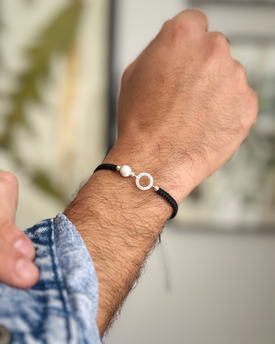 צמיד Halo בעבודת יד, חוט מקרמה טבעי ואלמנט עגול מצופה זרקונים, עם אבן Howlite לבנה