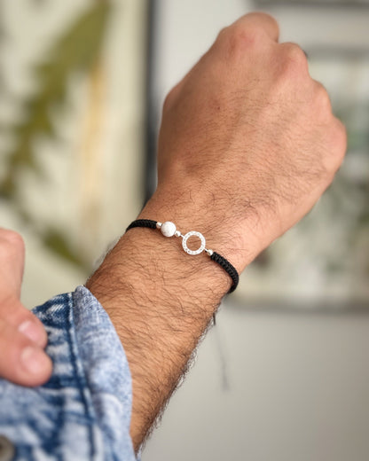 צמיד Halo בעבודת יד, חוט מקרמה טבעי ואלמנט עגול מצופה זרקונים, עם אבן Howlite לבנה