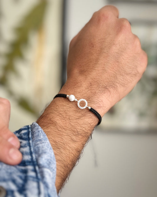 צמיד Halo בעבודת יד, חוט מקרמה טבעי ואלמנט עגול מצופה זרקונים, עם אבן Howlite לבנה