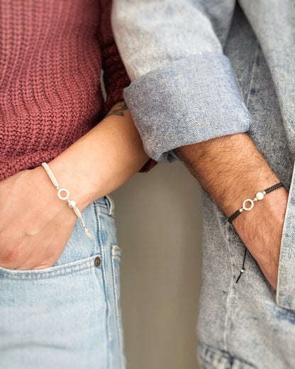 צמיד Halo בעבודת יד, חוט מקרמה טבעי ואלמנט עגול מצופה זרקונים, עם אבן Howlite לבנה.