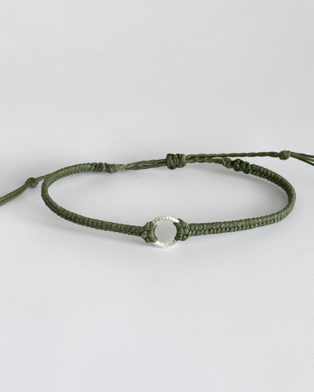 צמיד Vale מקרמה ירוק זית עם אלמנט עגול מכסף 925