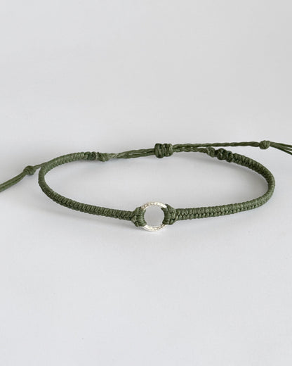 צמיד Vale מקרמה ירוק זית עם אלמנט עגול מכסף 925