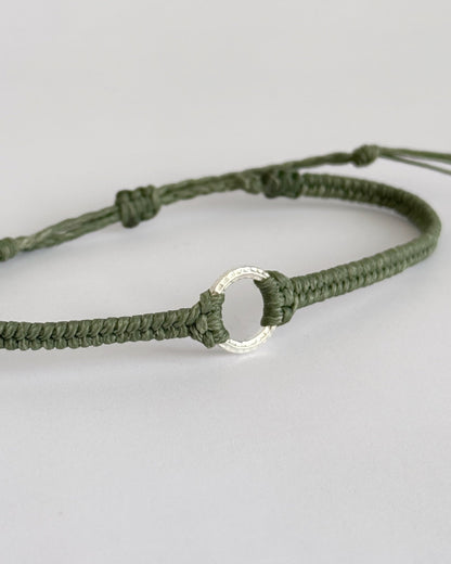 צמיד Vale מקרמה ירוק זית עם אלמנט עגול מכסף 925