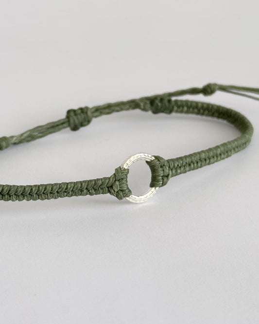 צמיד Vale מקרמה ירוק זית עם אלמנט עגול מכסף 925