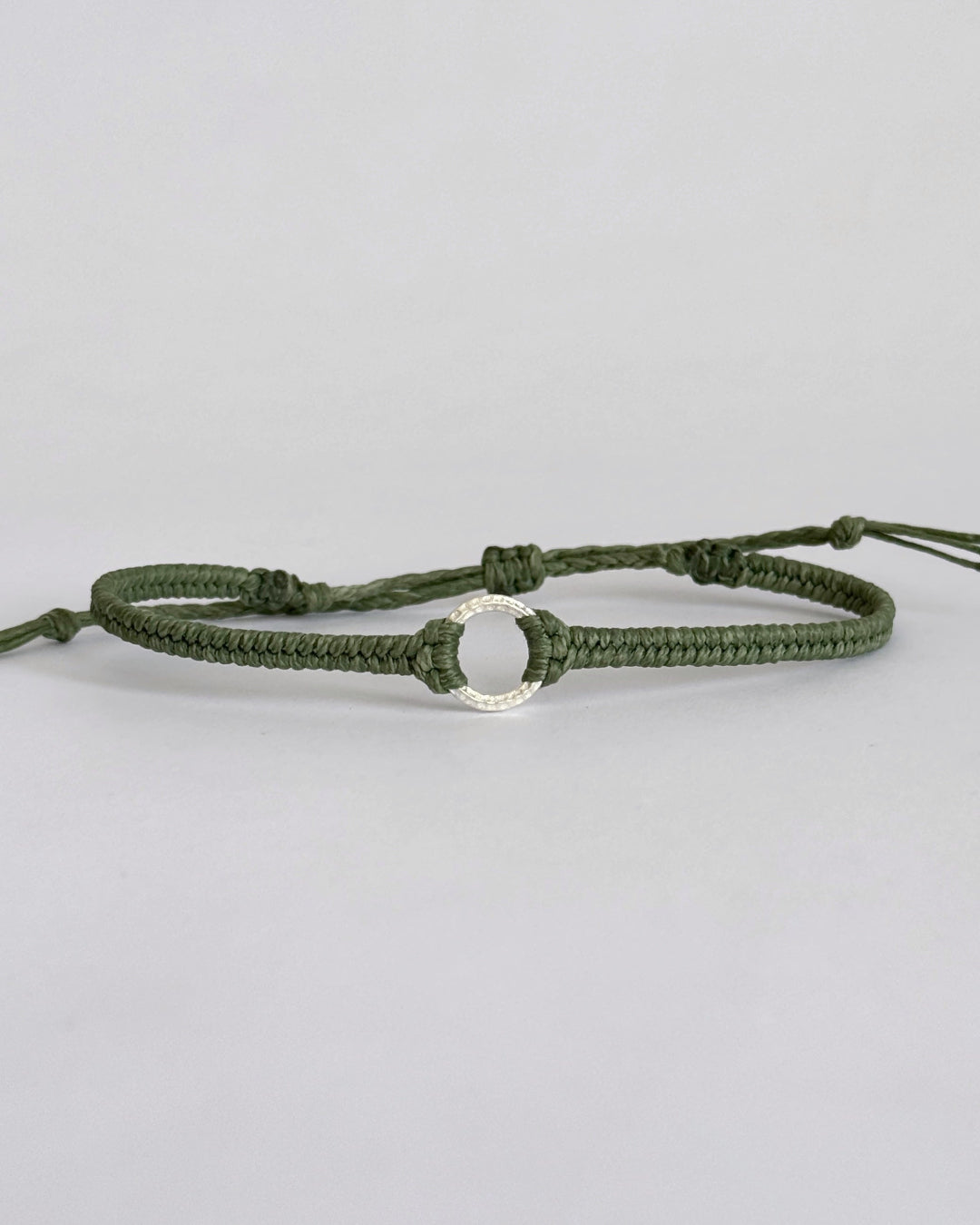 צמיד Vale מקרמה ירוק זית עם אלמנט עגול מכסף 925