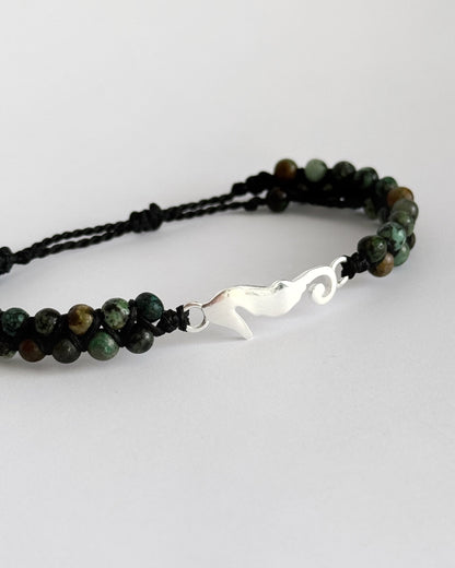 צמיד מקרמה Harbor בעבודת יד עם חרוזי טורקיז אפריקאי ותליון סוס ים מכסף 925 על רקע בהיר