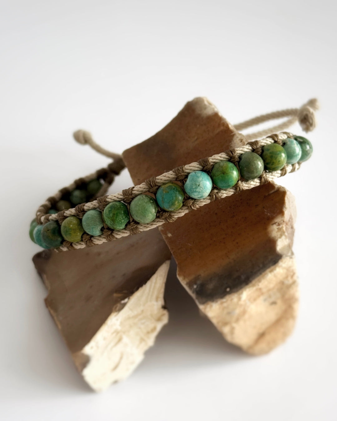 צמיד Creek בעבודת יד עם חרוזי טורקיז אפריקאי וחוטים טבעיים בגווני ירוק ומים על רקע בהיר