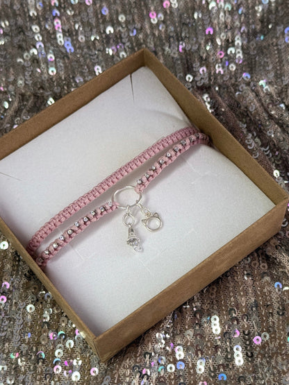 צמיד מקרמה כפול בגוון ורוד בייבי עם שרשרת זירקונים שזורה ותליוני כסף של חתול ופעמון - צמיד Stardust של Lala Fshasha.