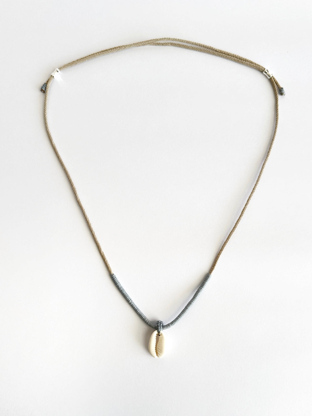 שרשרת Cove: שרשרת צדף קוורי מינימליסטית עם שזירת מקרמה בעבודת יד.