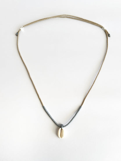 שרשרת Cove: שרשרת צדף קוורי מינימליסטית עם שזירת מקרמה בעבודת יד.