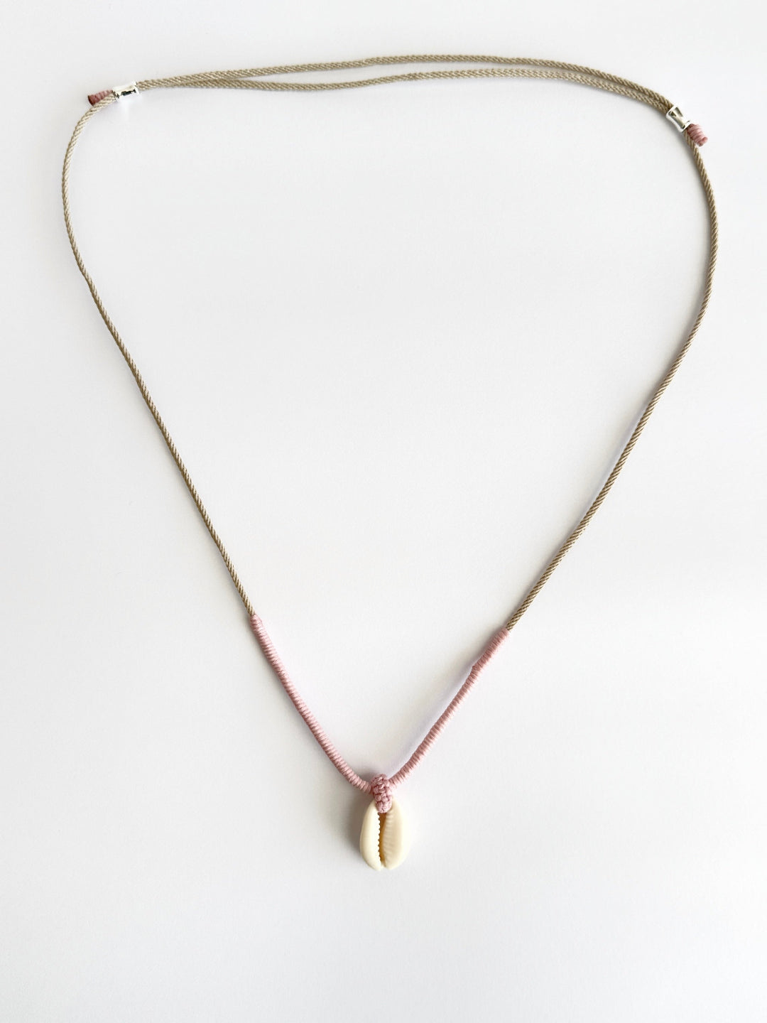 שרשרת Cove: שרשרת צדף קוורי מינימליסטית עם שזירת מקרמה בעבודת יד.