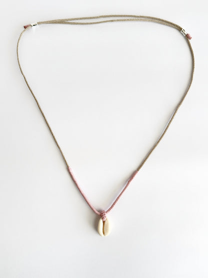 שרשרת Cove: שרשרת צדף קוורי מינימליסטית עם שזירת מקרמה בעבודת יד.