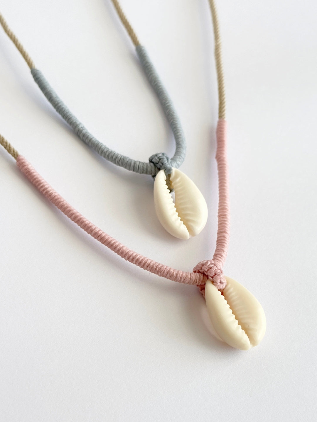 שרשרת צדף קוורי טבעי בטכניקת מקרמה עם ליפוף חוטי שעווה בגוון אפור או ורוד פסטל מעושן - שרשרת Cove בעבודת יד של Lala Fshasha.