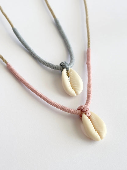 שרשרת צדף קוורי טבעי בטכניקת מקרמה עם ליפוף חוטי שעווה בגוון אפור או ורוד פסטל מעושן - שרשרת Cove בעבודת יד של Lala Fshasha.