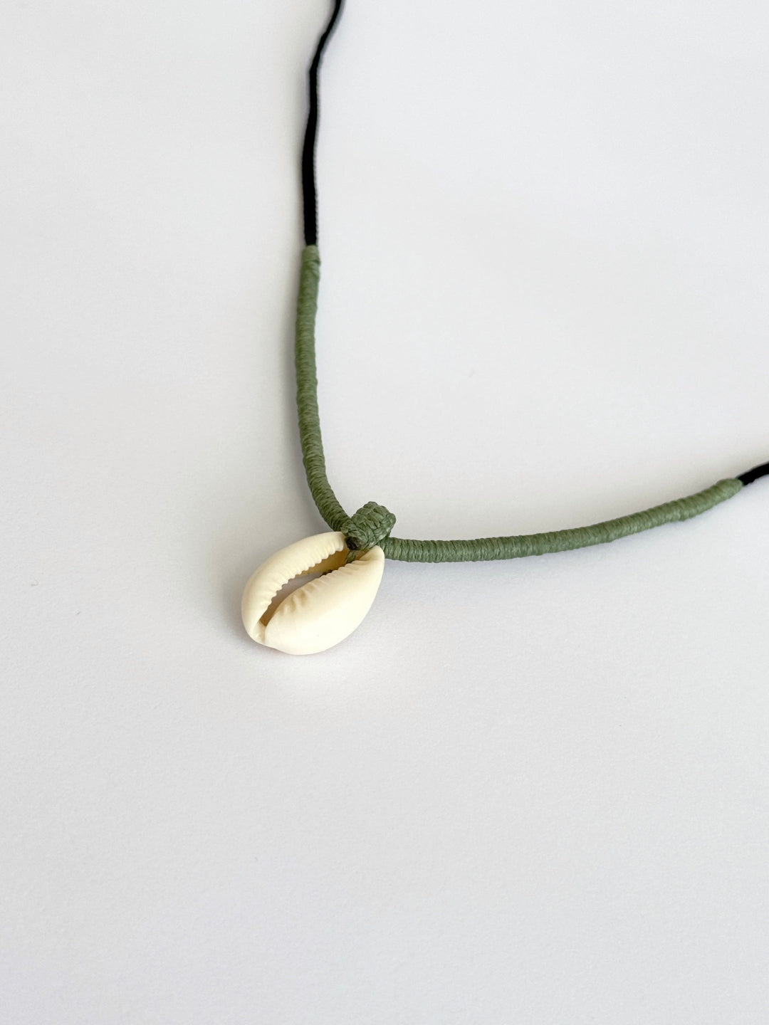 שרשרת Covey עם צדף קוורי וליפוף מקרמה בגווני ירוק זית ושחור - עבודת יד של Lala Fshasha.