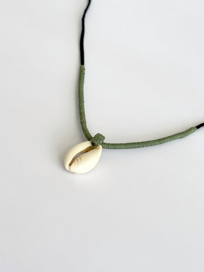 שרשרת Covey עם צדף קוורי וליפוף מקרמה בגווני ירוק זית ושחור - עבודת יד של Lala Fshasha.