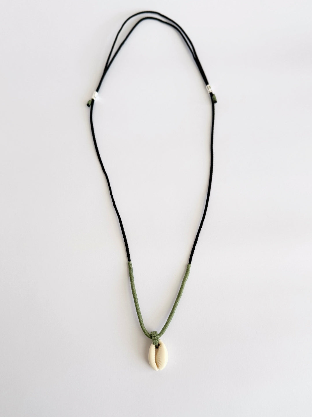 שרשרת Covey עם צדף קוורי וליפוף מקרמה בגווני ירוק זית ושחור - עבודת יד של Lala Fshasha.