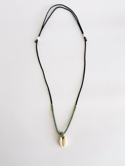 שרשרת Covey עם צדף קוורי וליפוף מקרמה בגווני ירוק זית ושחור - עבודת יד של Lala Fshasha.