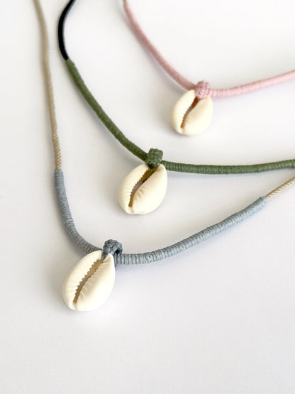 שרשרת Covey עם צדף קוורי וליפוף מקרמה בגווני ירוק זית ושחור - עבודת יד של Lala Fshasha.