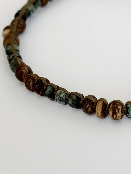 צמיד מקרמה בעבודת יד משולב חרוזי עץ טבעי ואבני חן טורקיז אפריקאי בגווני ירוק וחום - צמיד Oxide של Lala Fshasha.