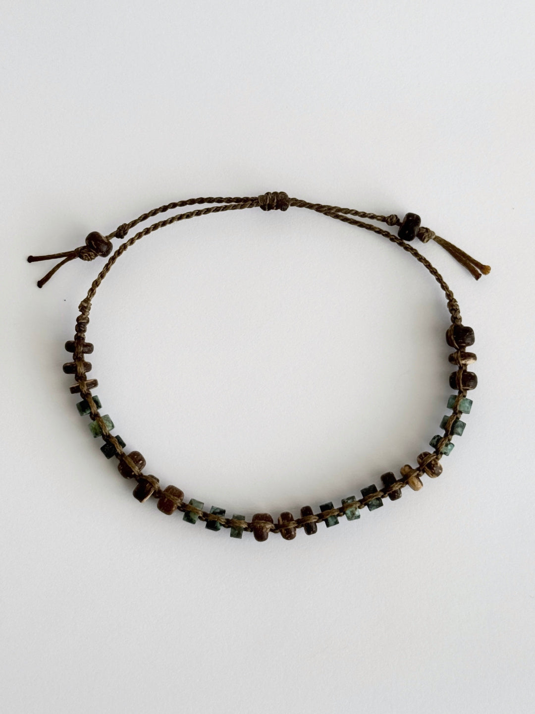 צמיד מקרמה בעבודת יד משולב חרוזי עץ טבעי ואבני חן טורקיז אפריקאי בגווני ירוק וחום - צמיד Oxide של Lala Fshasha.