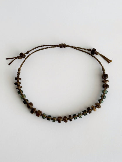 צמיד מקרמה בעבודת יד משולב חרוזי עץ טבעי ואבני חן טורקיז אפריקאי בגווני ירוק וחום - צמיד Oxide של Lala Fshasha.