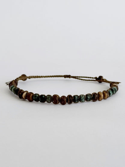 צמיד מקרמה בעבודת יד משולב חרוזי עץ טבעי ואבני חן טורקיז אפריקאי בגווני ירוק וחום - צמיד Oxide של Lala Fshasha.