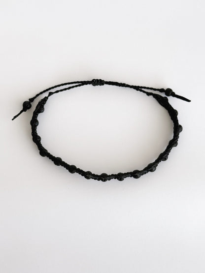 צמיד מקרמה שחור עם אבן לבה